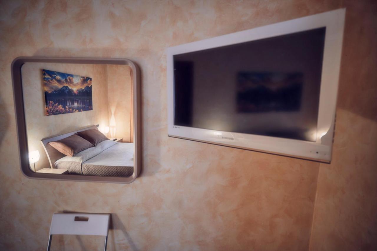 Travelershome Ciampino Suite Bagian luar foto