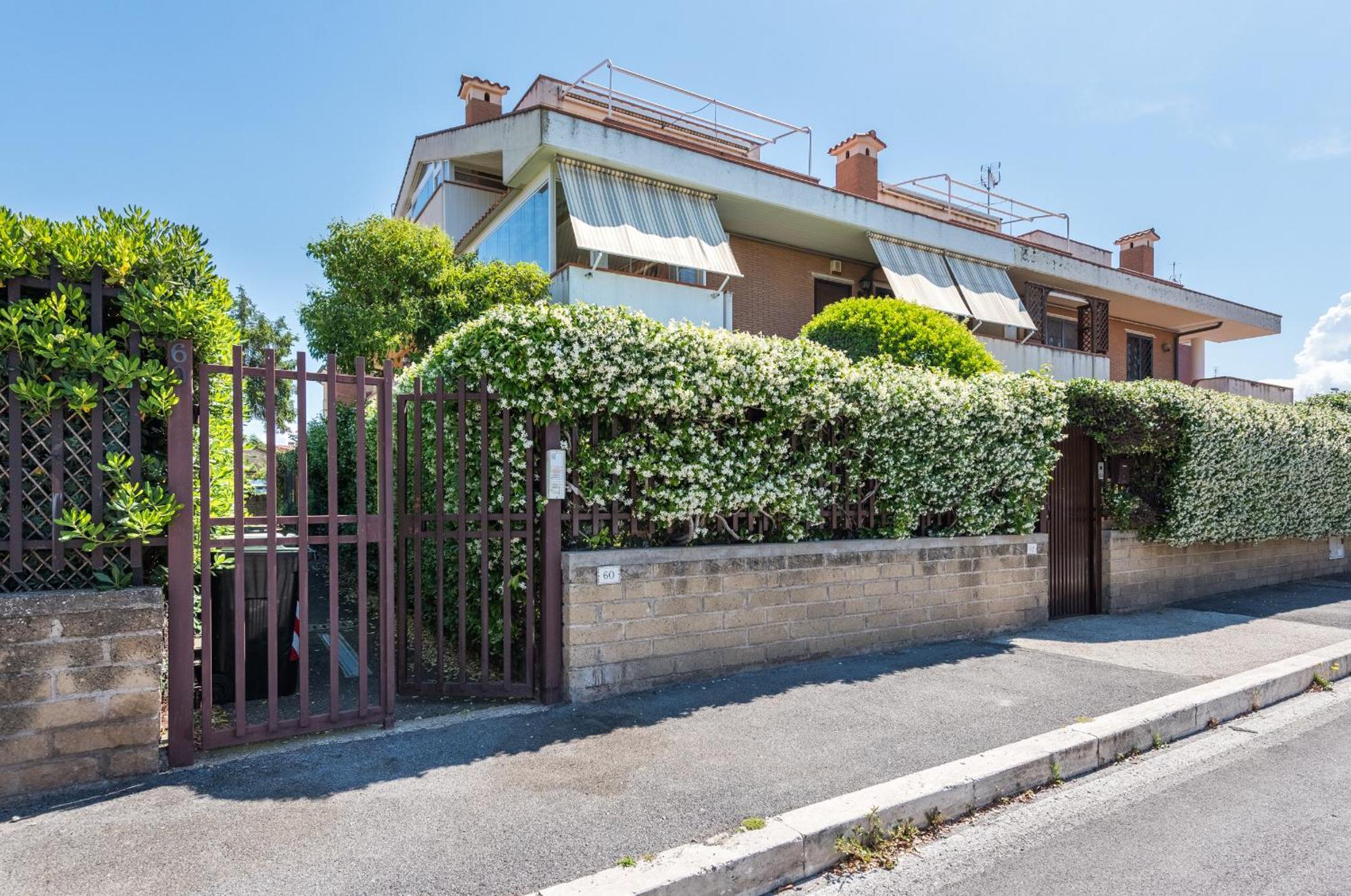 Travelershome Ciampino Suite Bagian luar foto